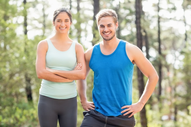 Szczęśliwi joggers patrzeje kamerę