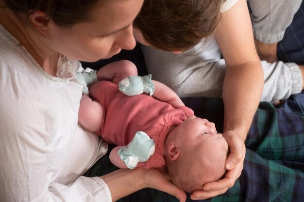 Zdjęcie szczęśliwi kaukascy rodzice trzymający swoje nowo narodzone dziecko