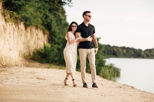 Szczęśliwi Kochankowie Na Plaży