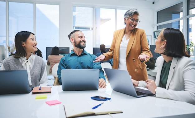 Szczęśliwi ludzie laptop i zespół ds. marketingu spotkań w grupie kreatywnej agencji cyfrowej i prowadzą badania online Mężczyzna kobiety i różnorodność, produktywność i biznes ze starszym liderem i strategią marki