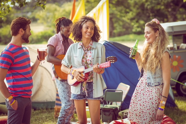 Szczęśliwi modnisie ma zabawę na campsite