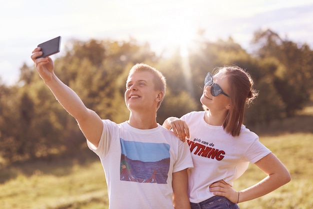 Szczęśliwi Najlepsi Przyjaciele Pozują Do Robienia Selfie