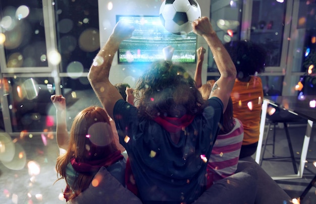 Zdjęcie szczęśliwi przyjaciele fanów piłki nożnej oglądają piłkę nożną w telewizji i świętują zwycięstwo spadającym konfetti d