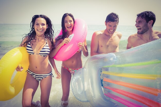 Szczęśliwi przyjaciele ma zabawę przy plażą