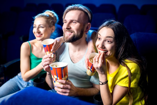 Szczęśliwi Przyjaciele Oglądają Film Razem Z Popcornem W Kinie