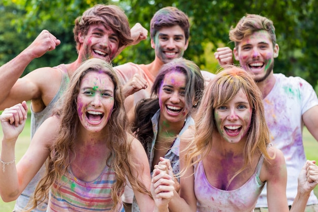 Zdjęcie szczęśliwi przyjaciele pokryte farbą proszkową