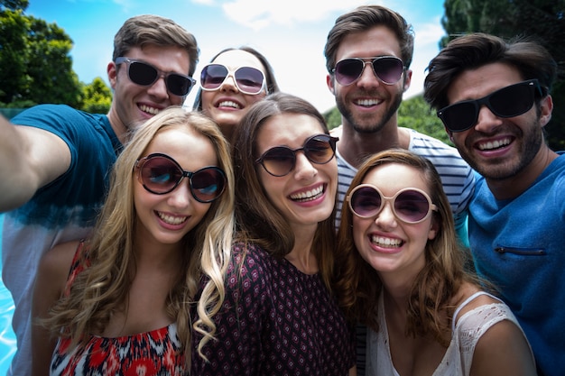 Szczęśliwi przyjaciele pozuje dla selfie