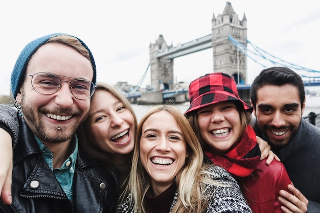 Szczęśliwi przyjaciele robią sobie zdjęcie selfie w Londynie z Tower Bridge