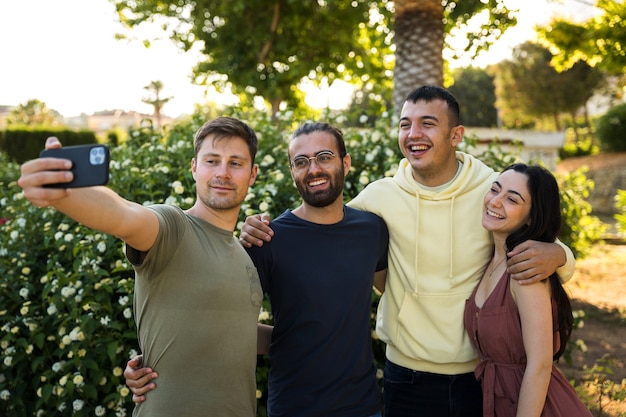 Szczęśliwi przyjaciele robiący sobie selfie są rasy kaukaskiej Uśmiechają się patrząc w kamerę Javea