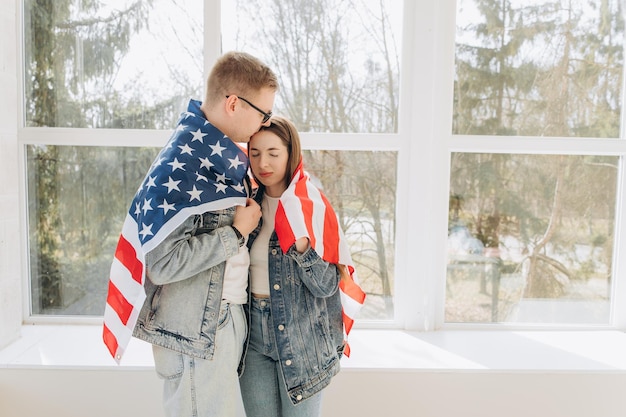 Szczęśliwi przyjaciele spędzają czas trzymając amerykańską flagę