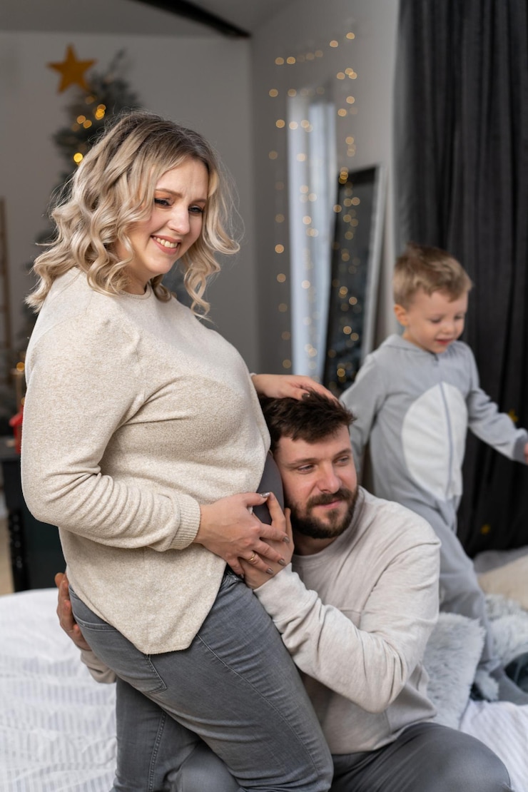Zdjęcie szczęśliwi przyjaciele stojący na laptopie