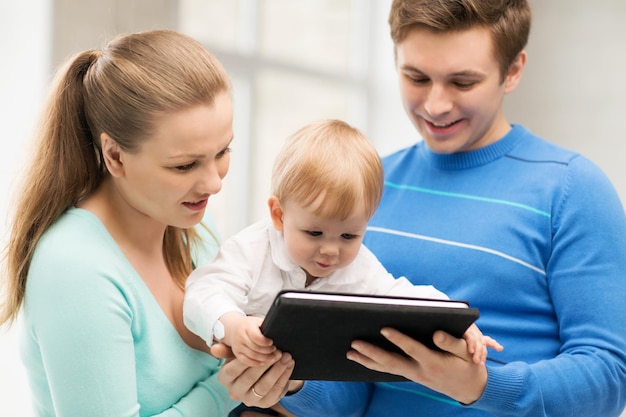 Szczęśliwi Rodzice I Urocze Dziecko Z Komputerem Typu Tablet