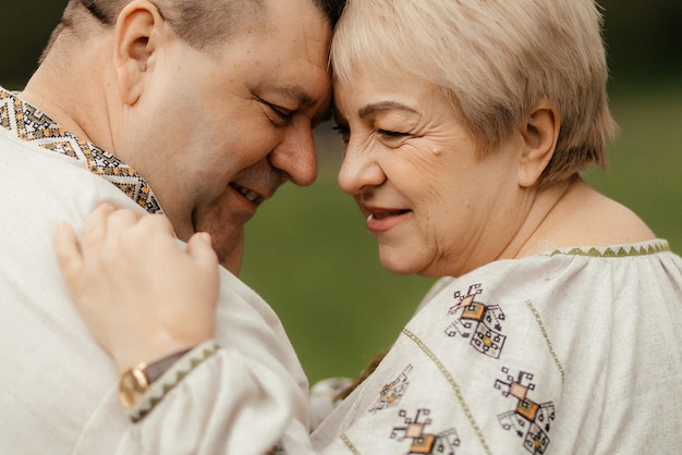 Szczęśliwi seniorzy spacerujący po parku w słoneczny dzień Stara koncepcja rodziny seniorów