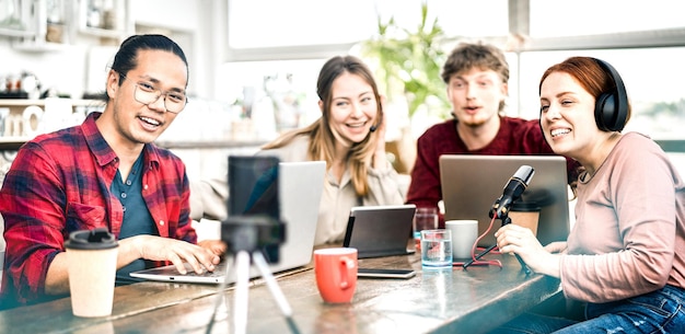 Szczęśliwi studenci udostępniający treści na platformach streamingowych za pomocą cyfrowej kamery internetowej