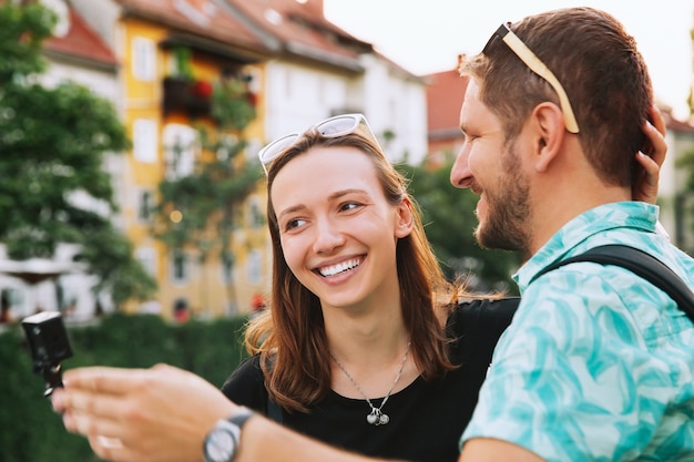 Szczęśliwi turyści bawią się i robią sobie zdjęcie selfie w starym centrum Lublany Słowenii