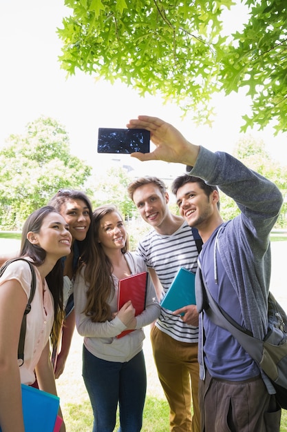 Szczęśliwi ucznie bierze selfie outside na kampusie przy uniwersytetem