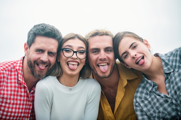 Zdjęcie szczęśliwi zabawni przyjaciele z różnych kultur i ras robiący selfie z uczniami języka, którzy dobrze się bawią