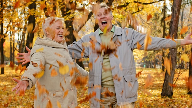 Szczęśliwi żonaci starsza para kaukaska partnerzy park cywilny dojrzała kobieta starszy mężczyzna rozproszone liście