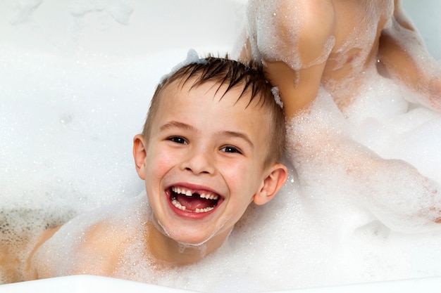 Szczęśliwie śmiejąc się chłopiec dziecko kąpieli