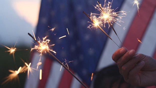 Szczęśliwy 4 lipca Dzień Niepodległości Dłoń trzymająca fajerwerki Sparkler USA celebracja