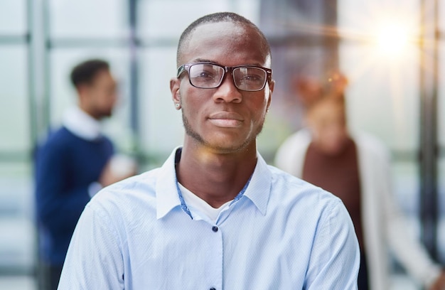 Szczęśliwy Afroamerykanin młody biznesmen w formalnym garniturze na sobie portret okularów