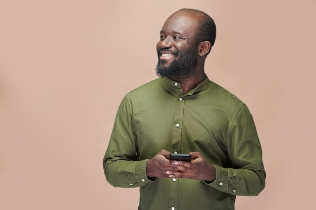 Szczęśliwy Afroamerykanin za pomocą smartfona