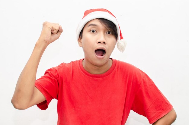 szczęśliwy atrakcyjny zszokowany azjatycki człowiek w czerwonych ubraniach Christmas theme izolowanych na białym.