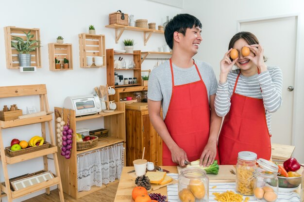 Szczęśliwy Azjatycki Kochanek Lub Para Bawić Się W Szczęścia Akci W Kitche