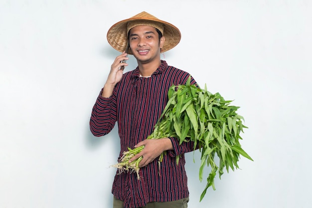 Szczęśliwy Azjatycki Rolnik Używający Smartfona Na Białym Tle