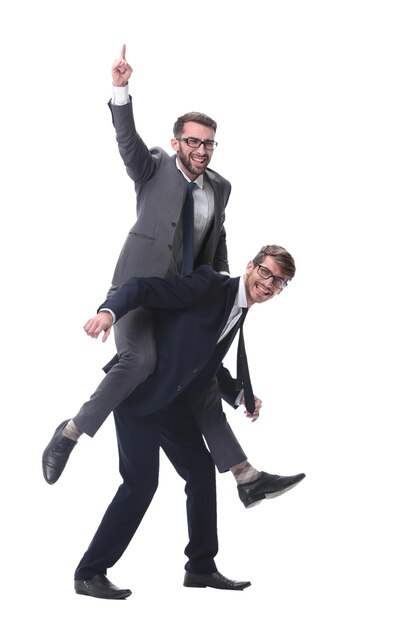 Szczęśliwy biznesmen niosący swojego kolegę na piggyback