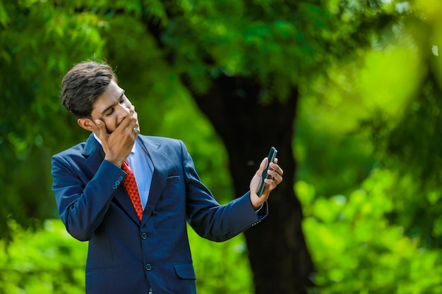 Szczęśliwy Biznesmen Palcem Wskazującym Na Pustym Ekranie Smartfona