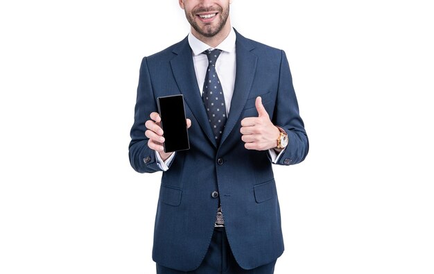 Szczęśliwy biznesmen pół twarzy daje kciuki do zatwierdzonego modelu telefonu komórkowego na białym, zatwierdzenie.