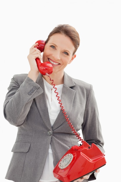 Szczęśliwy bizneswoman rozmawia przez telefon