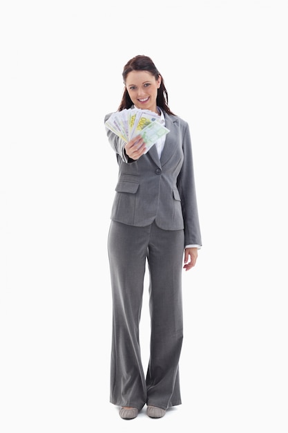 Szczęśliwy bizneswoman z mnóstwo banknotami w jej ręce