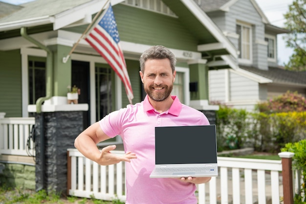 Szczęśliwy broker ubezpieczyciel hipoteczny amerykański kierownik sprzedaży agent nieruchomości w domu na sprzedaż