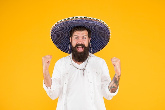 Szczęśliwy brutalny mężczyzna świętujący fiestę facet nosi ponczo sombrero imprezowy mężczyzna w meksykańskim sombrero kapelusz koncepcja wakacji w ośrodku w meksyku hipster z brodą wygląda świątecznie w sombrero Całkowicie za darmo