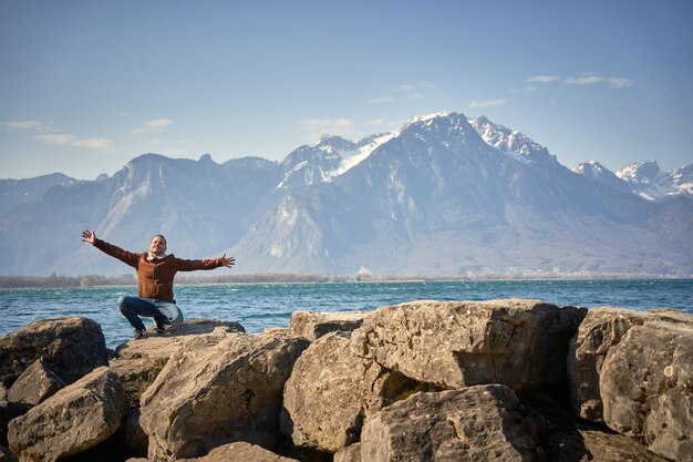 szczęśliwy brzydki mężczyzna w szwajcarii jezioro leman