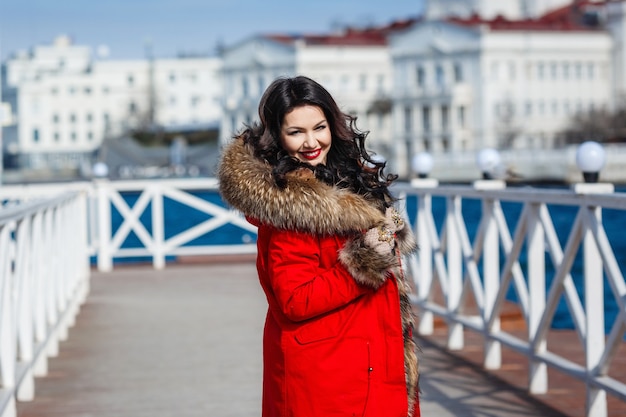Szczęśliwy czas zimowy w dużym mieście uroczej kobiety spaceru na ulicy.