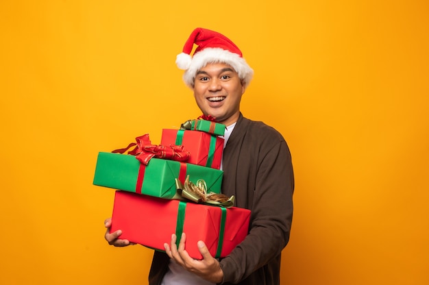 Szczęśliwy człowiek azjatyckich gospodarstwa prezenty świąteczne