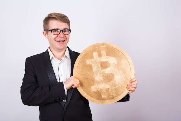 Szczęśliwy człowiek posiadający duży bitcoin