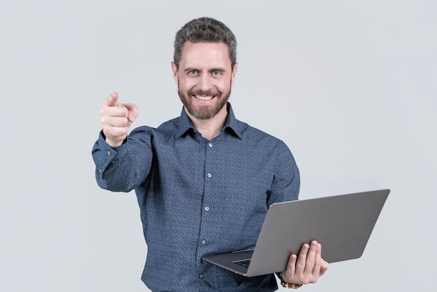 Szczęśliwy człowiek programista używa komputera PC przedsiębiorca lub menedżer zwinny biznes