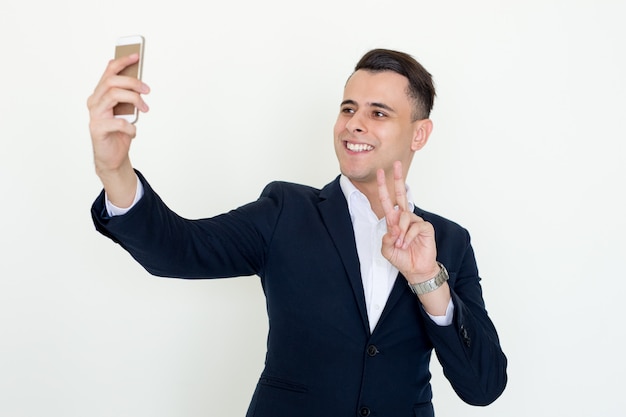 Szczęśliwy człowiek przy Selfie zdjęcie na Smartphone