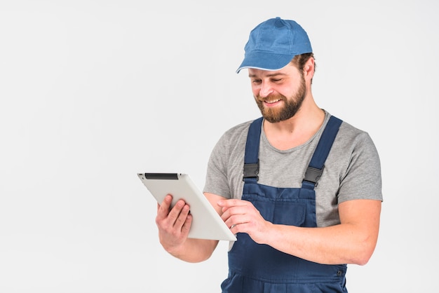 Zdjęcie szczęśliwy człowiek w ogólnej za pomocą tabletu