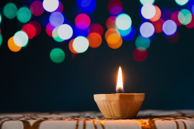 Szczęśliwy Diwali - Gliniane Diya lampy zaświecający podczas Dipavali, Hinduski festiwal świateł świętowanie.