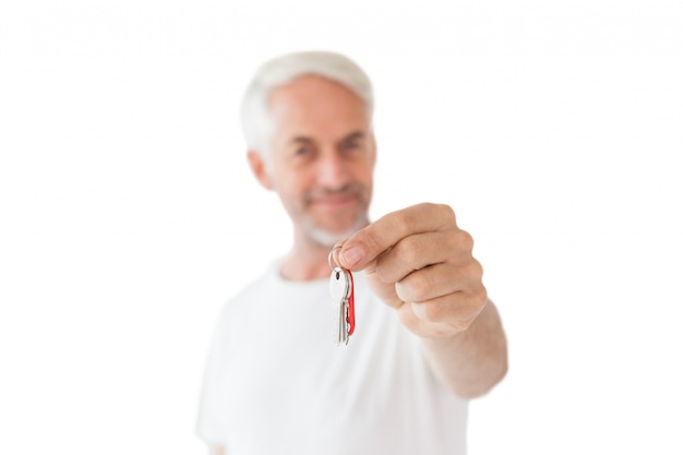 Szczęśliwy dojrzały mężczyzna trzyma nowego domu klucz