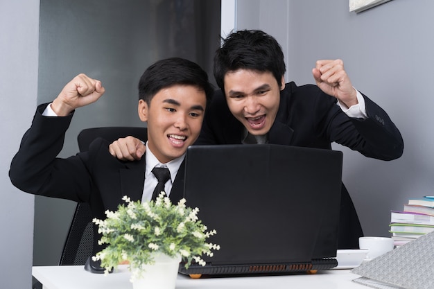 Szczęśliwy Dwa Człowiek Biznesu Za Pomocą Laptopa Do Udanego Projektu Roboczego