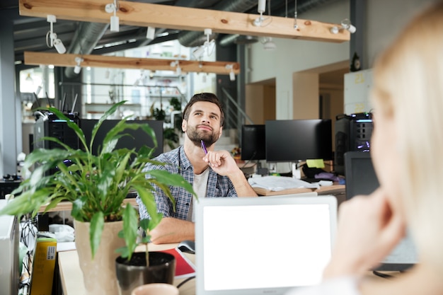 Szczęśliwy Dwóch Kolegów W Biurze Coworking Podczas Korzystania Z Laptopów