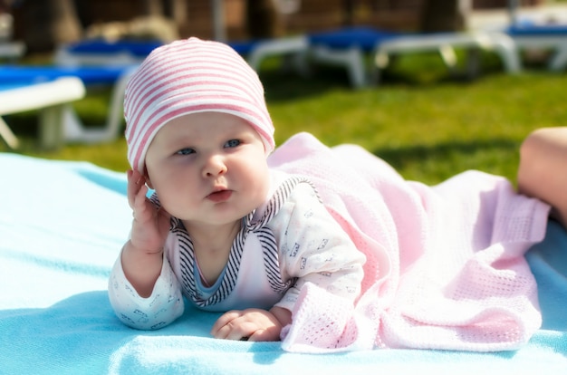 Szczęśliwy Dziecko Odpoczywa Na Plażowym Sunbed