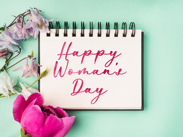 Szczęśliwy dzień kobiet. Kartka z gratulacyjnymi napisami