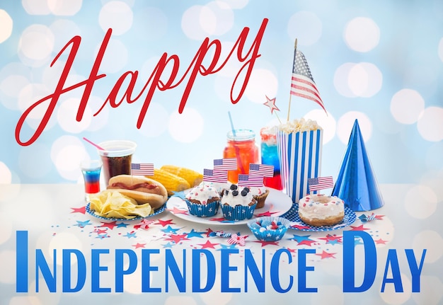 szczęśliwy dzień niepodległości, święta narodowe, celebracja, jedzenie i koncepcja patriotyzmu - zbliżenie hot doga z dekoracją flagi amerykańskiej, chipsy ziemniaczane i napoje 4 lipca na imprezie domowej